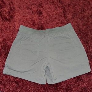 Te verde cuffed green shorts